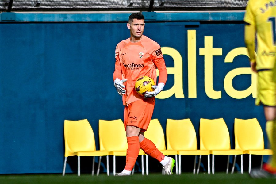 El Elche sigue lanzado y gana 0-1 en Villarreal con un Dituro estelar