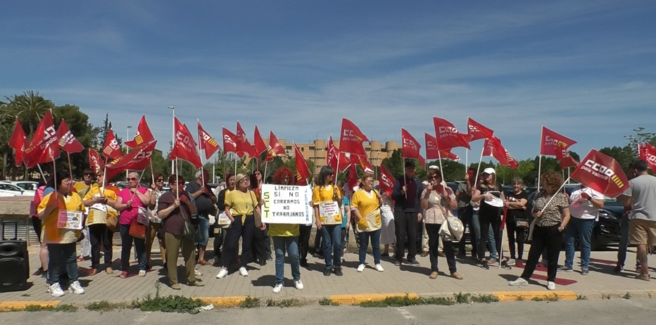 Las trabajadoras de limpieza de JCórdoba Soluciones y SCT se vuelven a manifestar en la Ciudad de la Justicia para pedir una solución