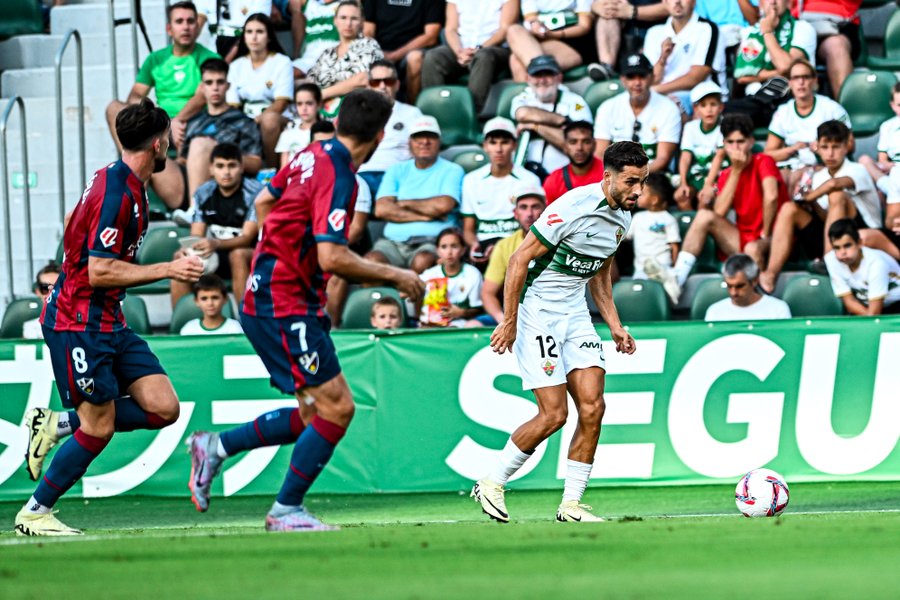 El Elche acrecienta las dudas tras caer 0-1 ante el Huesca en la jornada inaugural