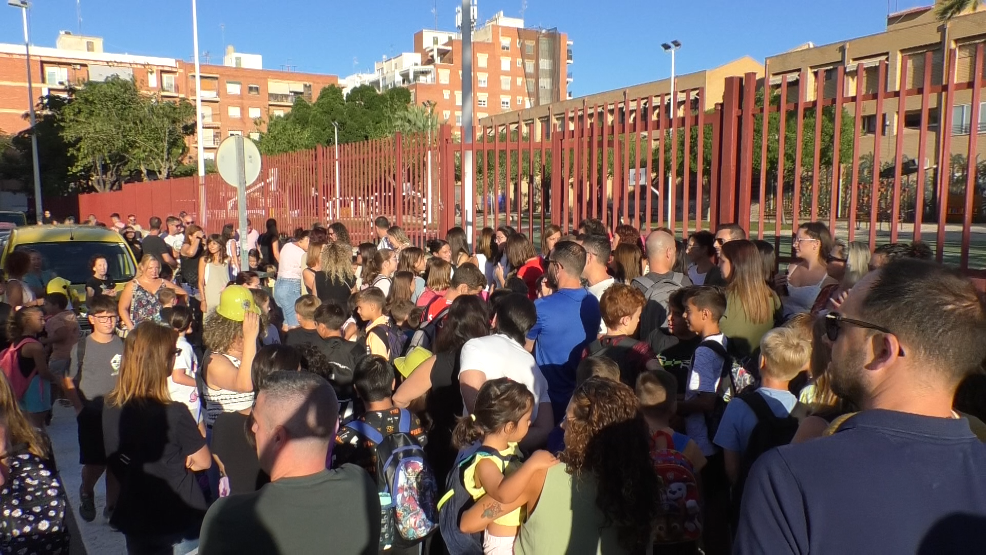 Las familias del colegio Miguel de Cervantes de Elche protestan por el inicio del curso con obras