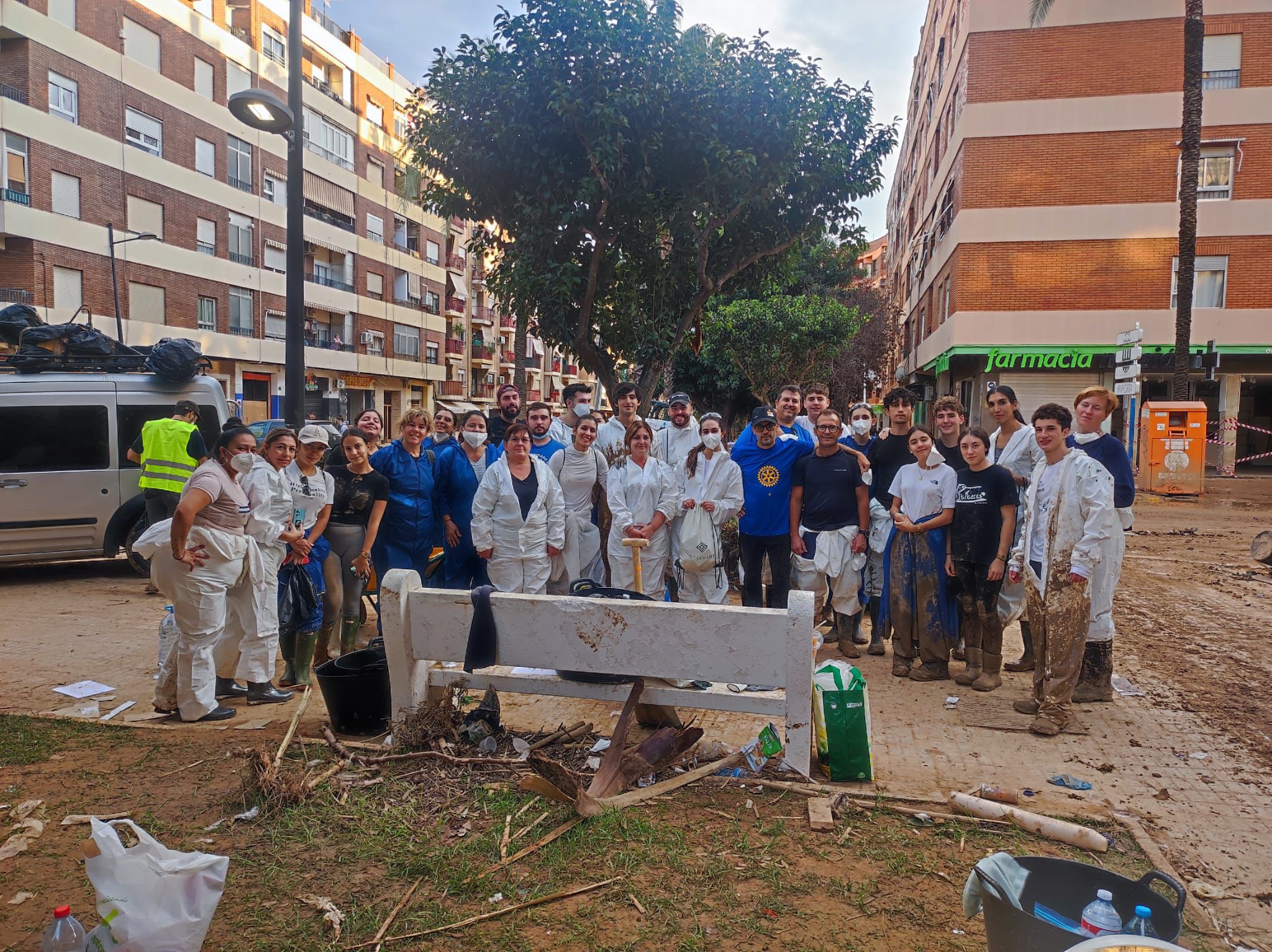 Voluntarios y voluntarias ilicitanas colaboran en Paiporta ante la crisis de la DANA