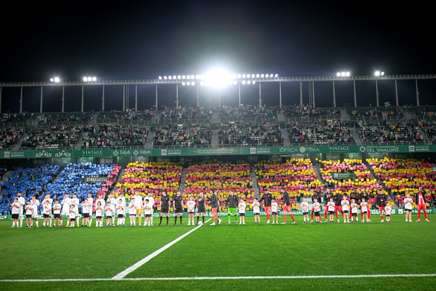 Emotivo y sentido homenaje del Elche a las víctimas de las inundaciones y derrota por 1-2 ante el Almería