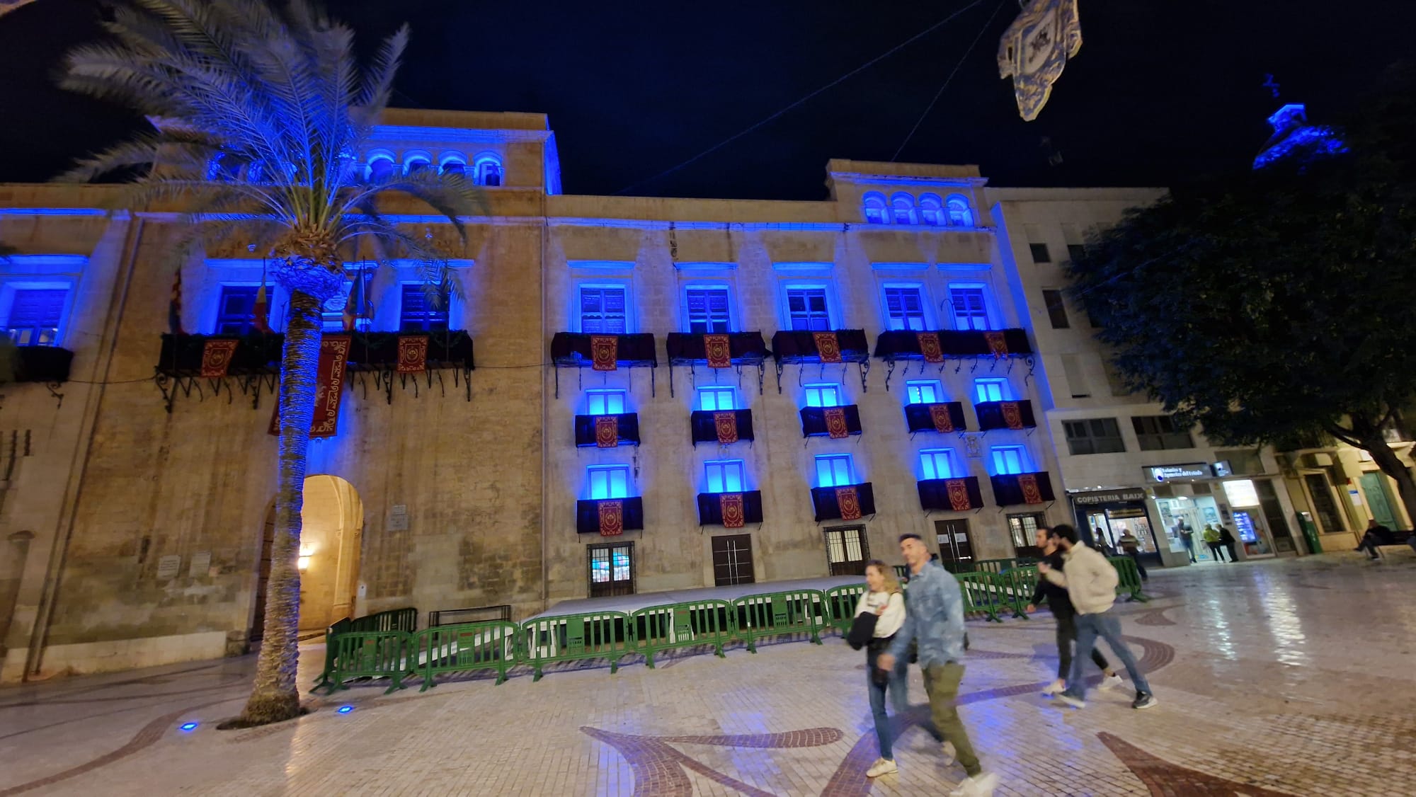 La fachada del Ayuntamiento se ilumina a partir de esta tarde con la señera en homenaje a los afectados por la DANA