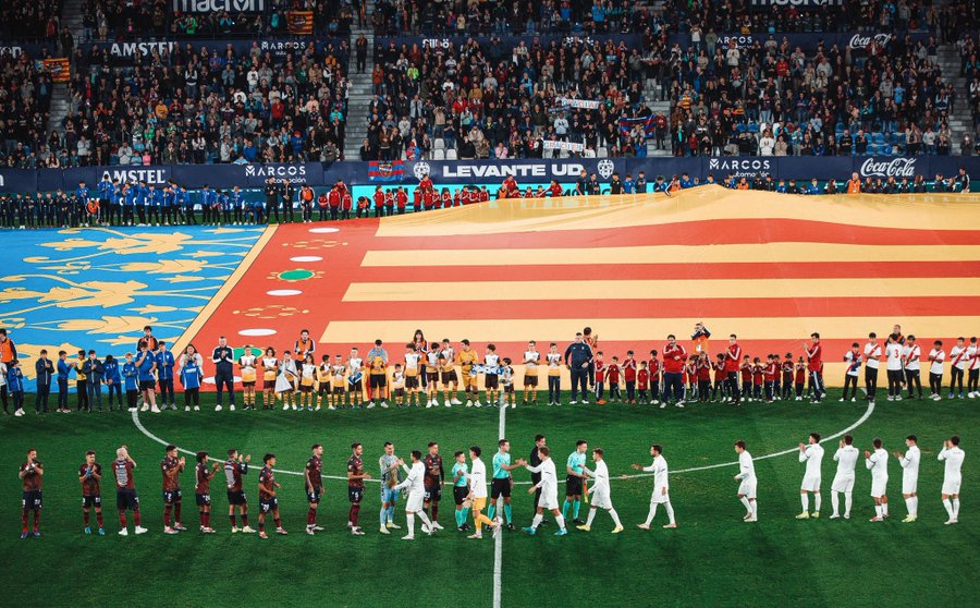 El Elche empata a uno en el homenaje del Levante a las víctimas de las inundaciones