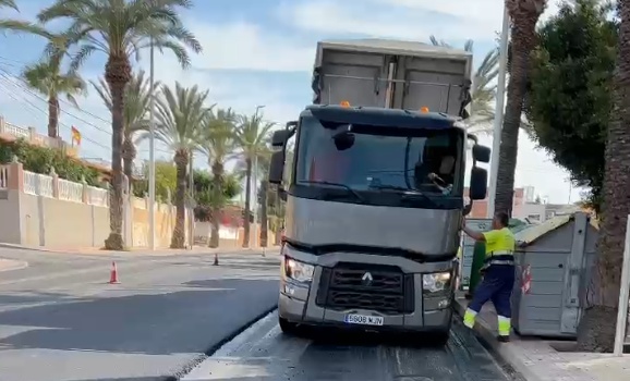 El Ayuntamiento de Elche continúa los trabajos de asfaltado en la pedanía de El Altet