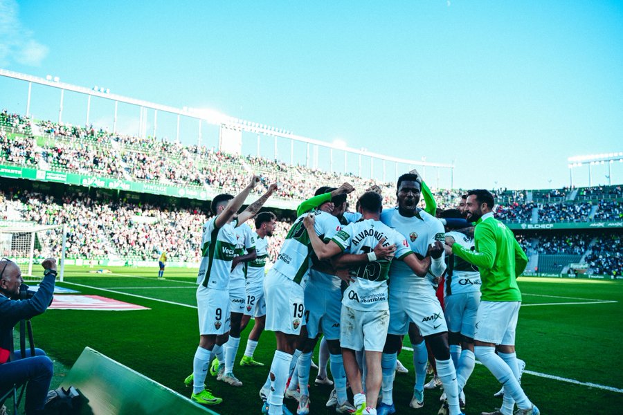 La fe inquebrantable del Elche le da la victoria por 2-1 tras remontar el gol inicial del Cádiz
