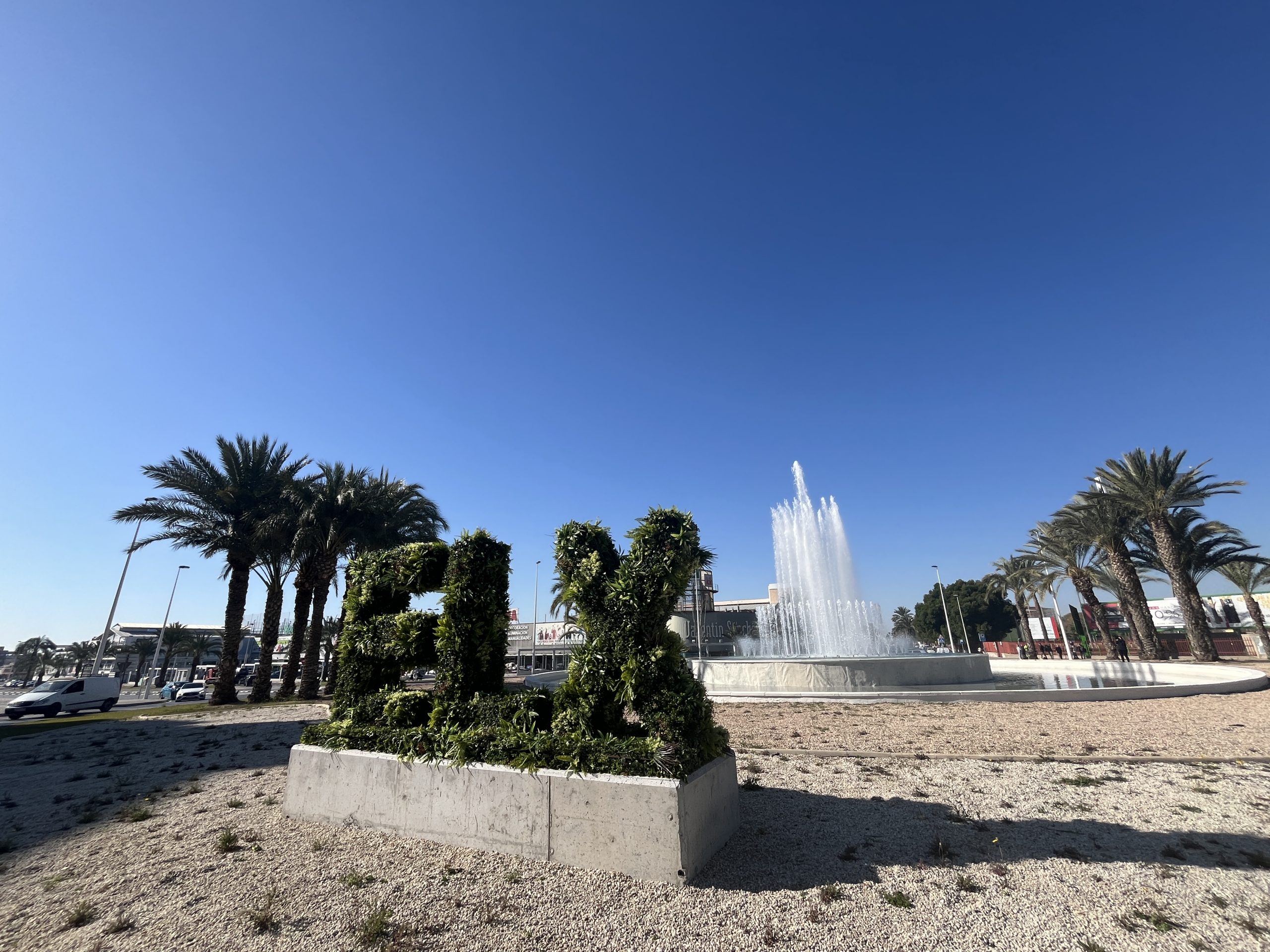 Terminan las obras en la fuente ornamental de la rotonda de Altabix