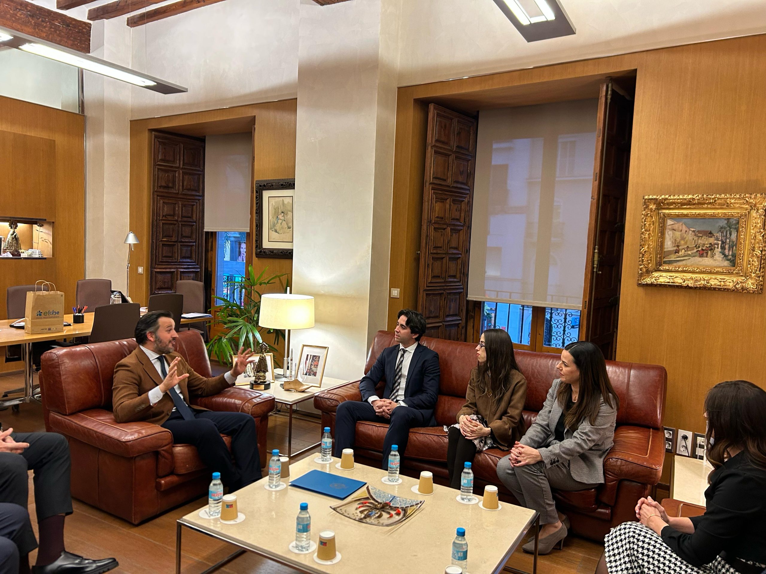 El salón de plenos acoge la presentación de la tripleta de la Trencà del Guió