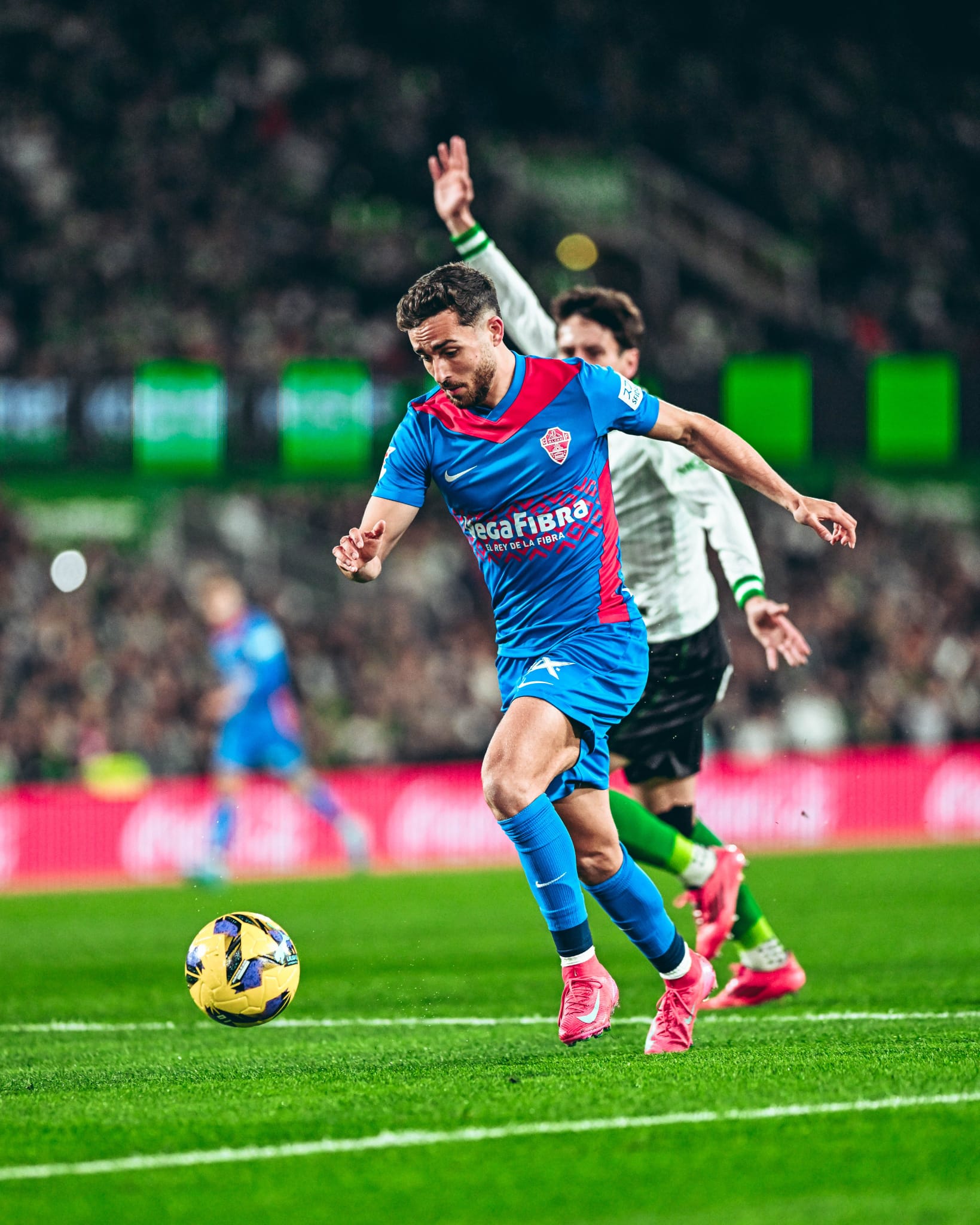 Un Elche CF errático se deja el liderato en Santander tras perder 2-0 ante el Racing