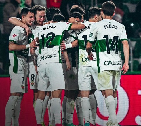 El Elche CF sigue intratable en casa, gana 3-1 al Castellón y confirma su candidatura al ascenso directo