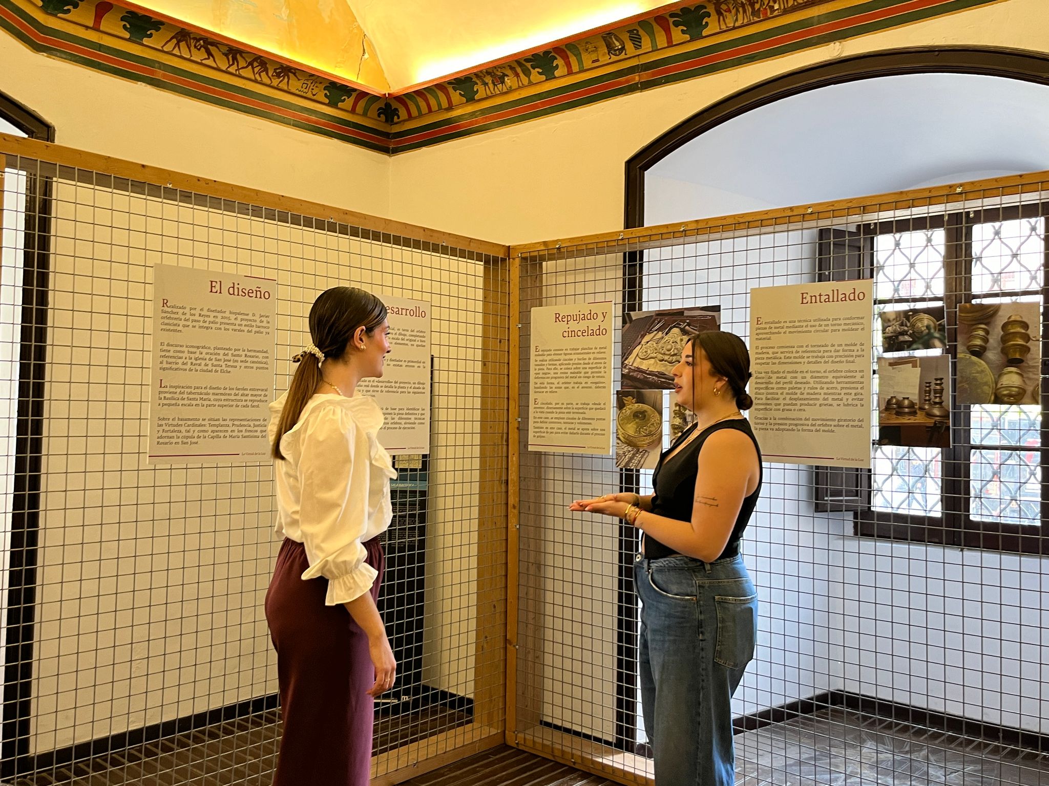 La hermandad de la Caída presenta su exposición sobre los faroles y virtudes que estrenará el Martes Santo