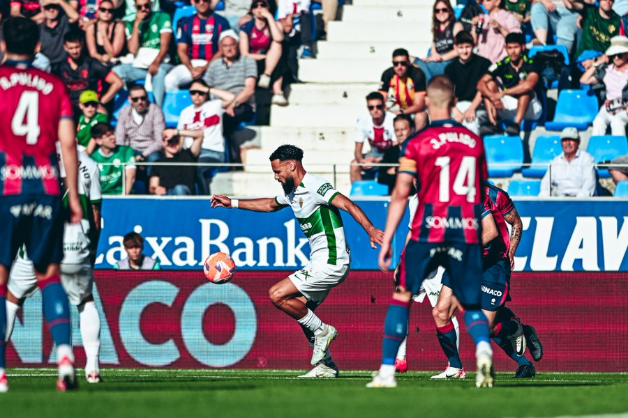 El técnico del Elche, Sarabia, afirma tras la derrota en Huesca que “ahora tengo más claro que nunca que vamos a ascender”