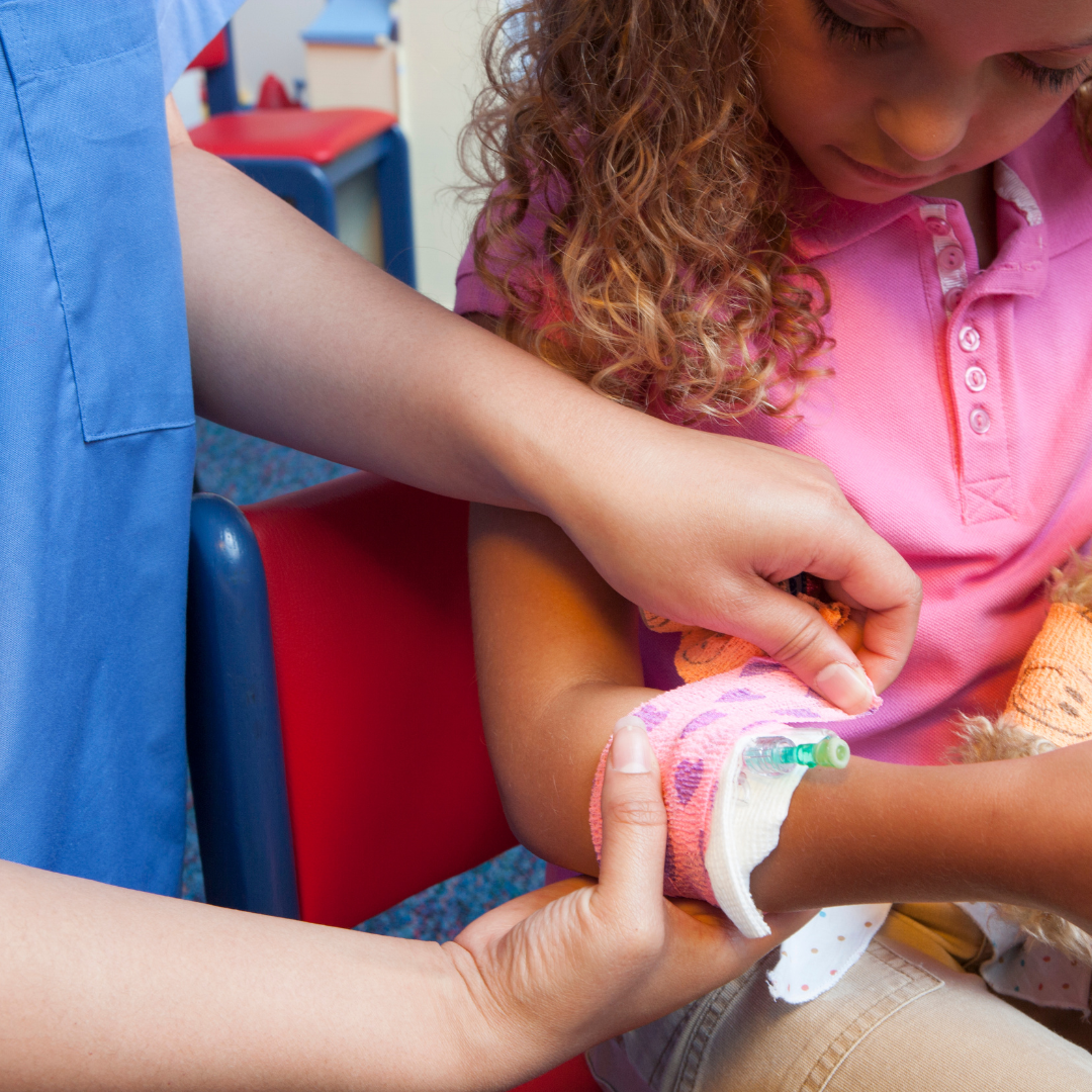 El Hospital General de Elche conmemora el ‘Día del niño hospitalizado’ con regalos y cartas