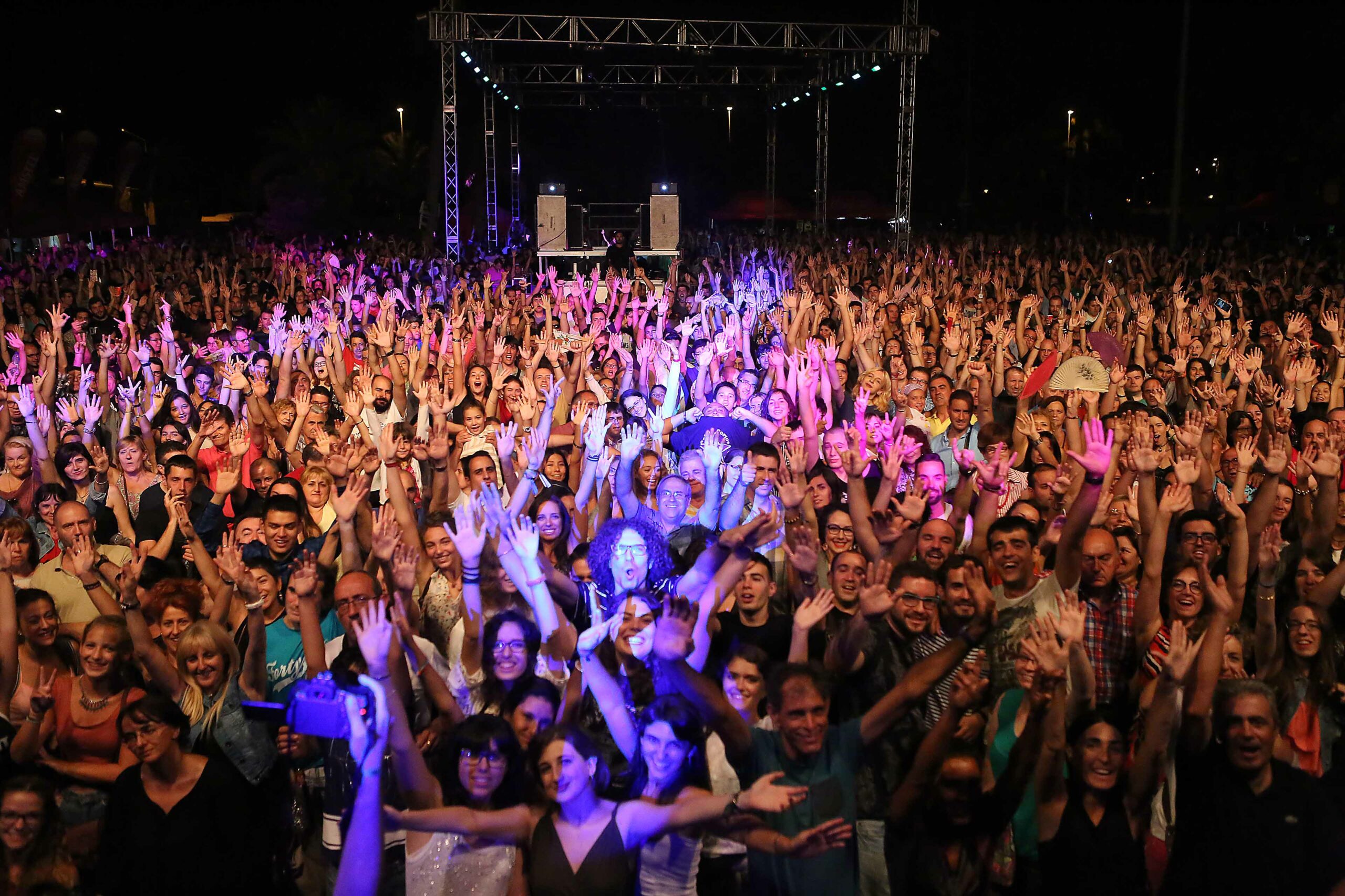 Medina Azahara, Camela, Boza, Marc Magan, Khea, Melody, Tu Otra Bonita o Marina Reche, en la barraca de las Fiestas de Elche