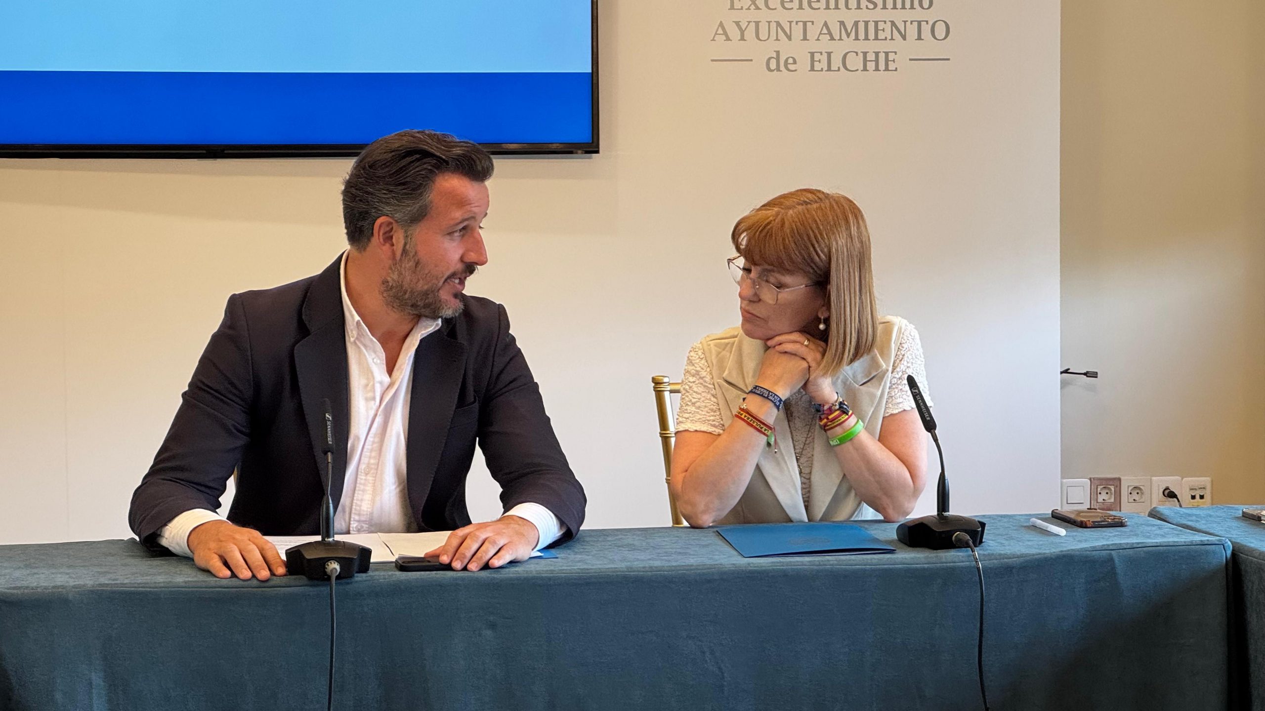 El bipartito de Elche presume de gestión a mitad de mandato mientras reconoce fallos de comunicación interna