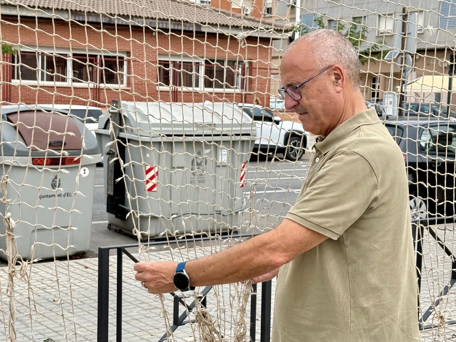El PSOE de Elche lamenta las graves deficiencias que hay en el polideportivo del Pla con mobiliario destrozado y pistas agrietadas