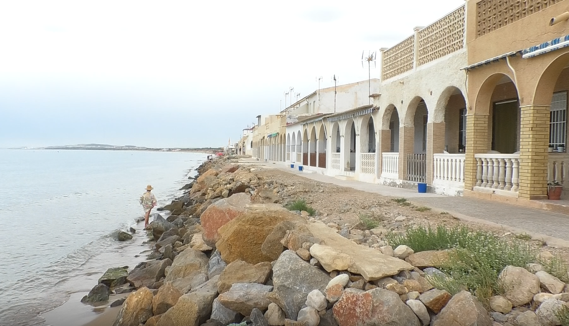 Sale adelante la propuesta para modificar la Ley de Costas que podría legalizar los chalets del Pinet y La Marina en Elche