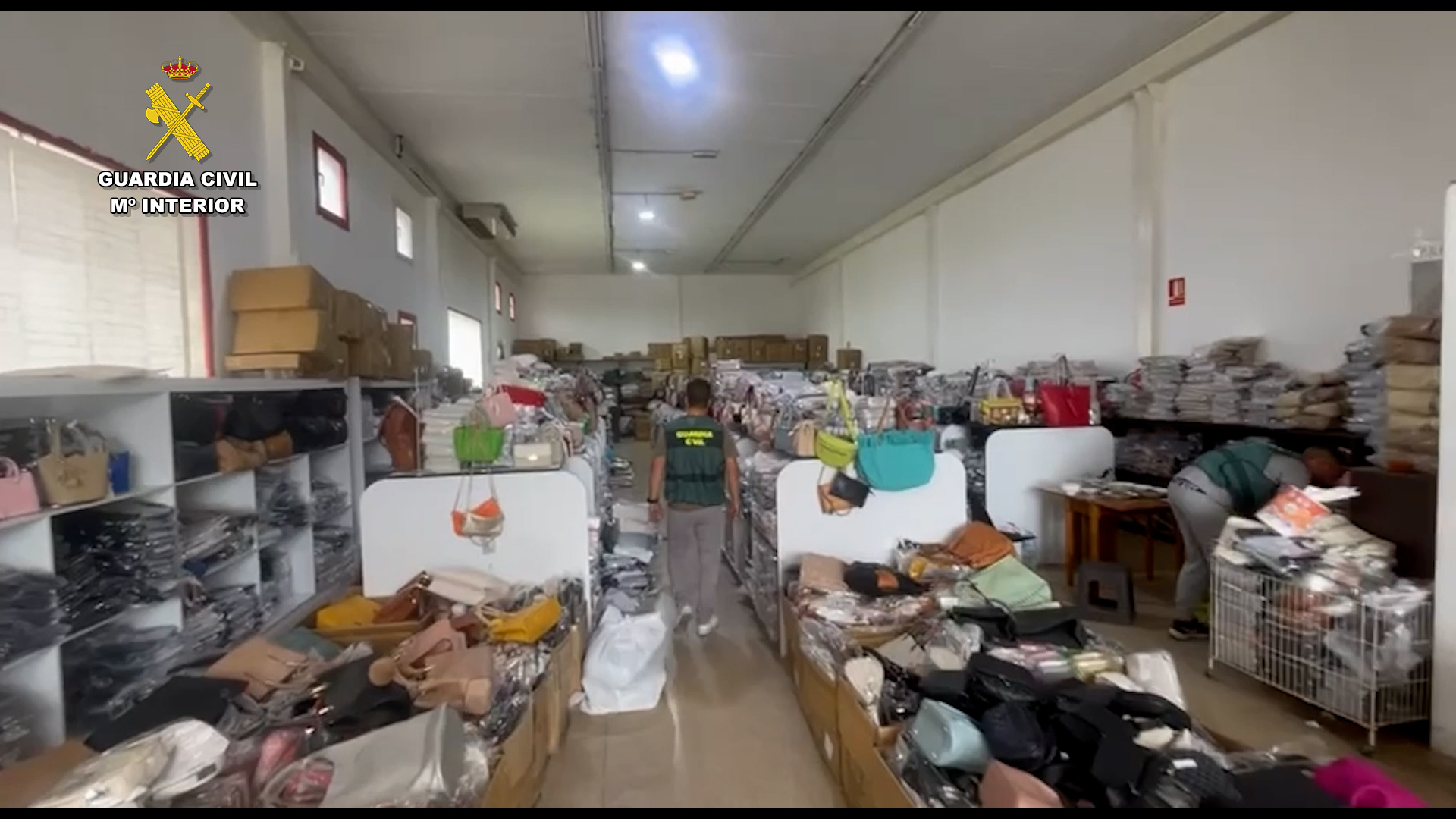 La Guardia Civil desmantela en Elche una red dedicada a importar y distribuir ropa falsificada