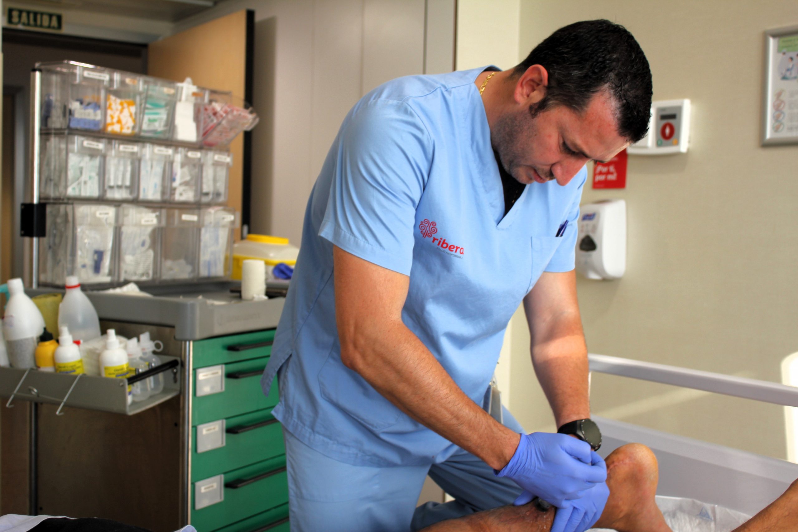 Dos enfermeros del Hospital del Vinalopó convierten su cuenta de Instagram en la referencia mundial para aprender a curar heridas