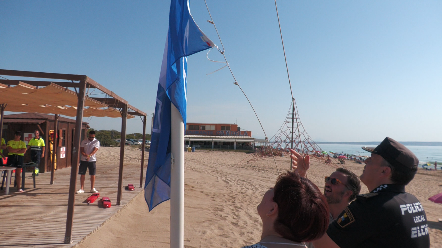 Banderas azules izadas y playas de Elche preparadas para la temporada de verano