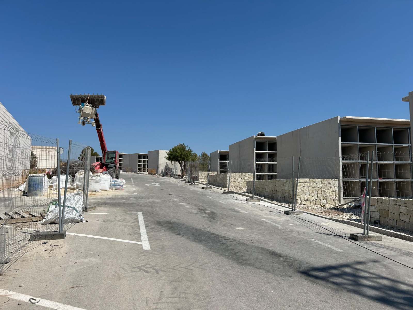 Las obras de construcción de 382 nuevos nichos avanzan en el cementerio de San Agatángelo